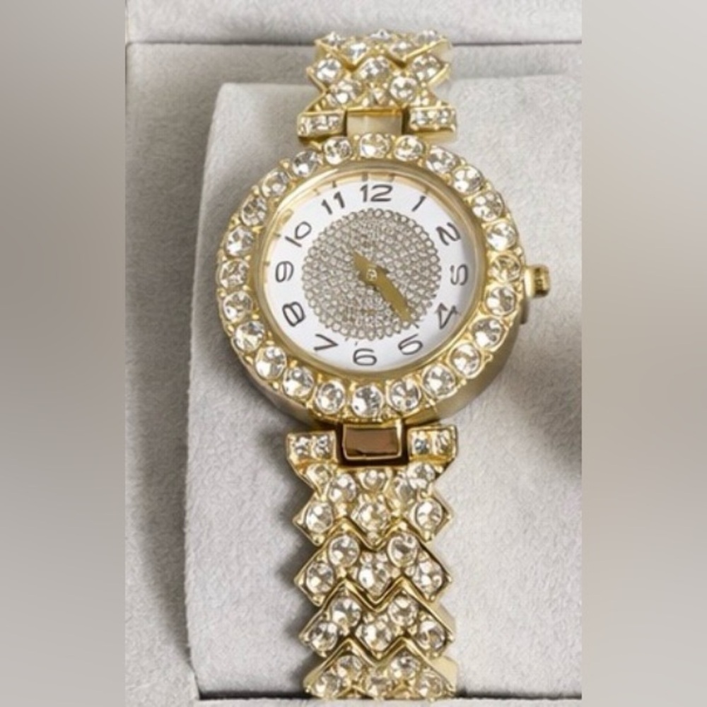 Luxurious Gold Women's Watch and Bracelet Set